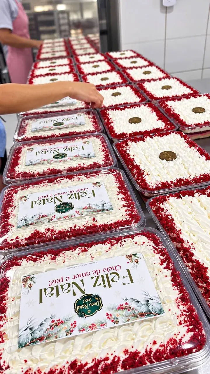 Bandejas de sobremesa de Natal da Rôof etiquetadas com Feliz Natal, prontas para entrega
